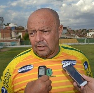 Adelmo monta esqueleto do Zangão e comemora elenco sem desgaste físico