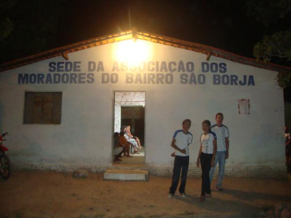 Jovens na sede da Associa&ccedil;&atilde;o de Moradores do Bairro S&atilde;o Borja(Imagem:reda&ccedil;&atilde;o)