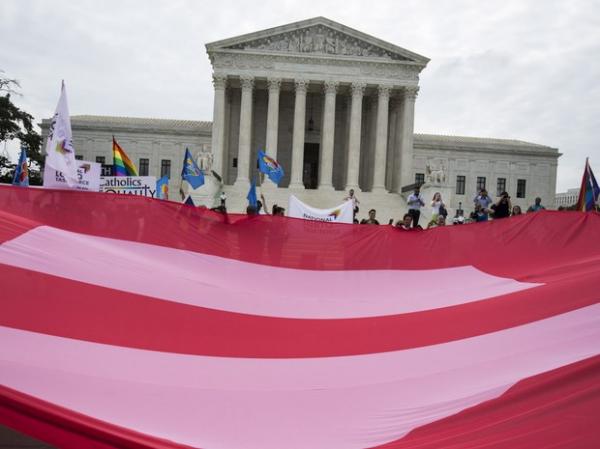 Defensores do casamento gay comemoram em frente &agrave; Suprema Corte em Washington, nos EUA, ap&oacute;s aprova&ccedil;&atilde;o do casamento de casais do mesmo sexo pela constitui&ccedil;&atilde;o. Com o resultado o cas(Imagem:Joshua Roberts/Reuters)