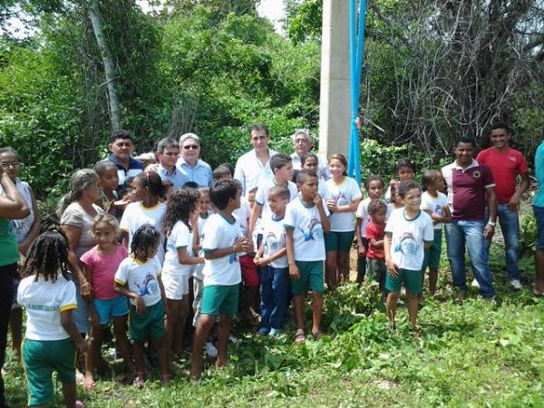 Prefeito Gilberto J&uacute;nior inaugura po&ccedil;o na escola da Comunidade Pil&otilde;es.(Imagem:Waldemir Miranda)