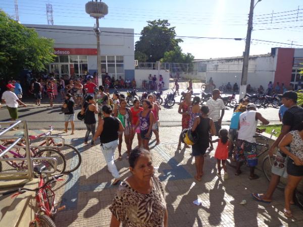  Falso boato sobre Bolsa Fam&iacute;lia causou tumulto em Floriano.(Imagem:FlorianoNews)