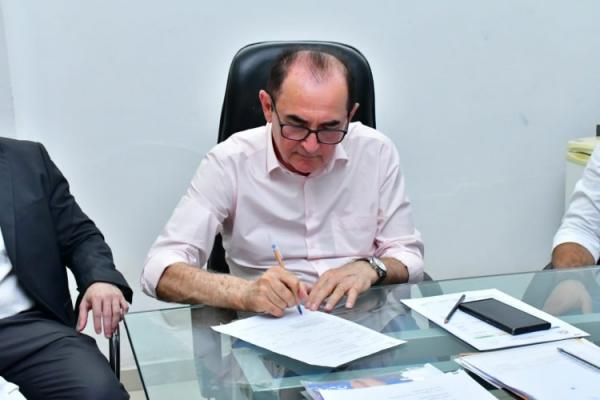 Prefeito de Floriano assina ordens de serviço para asfaltar ruas e ampliar rede elétrica