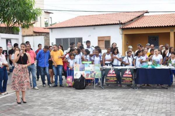 Floriano recebe ações do Dia