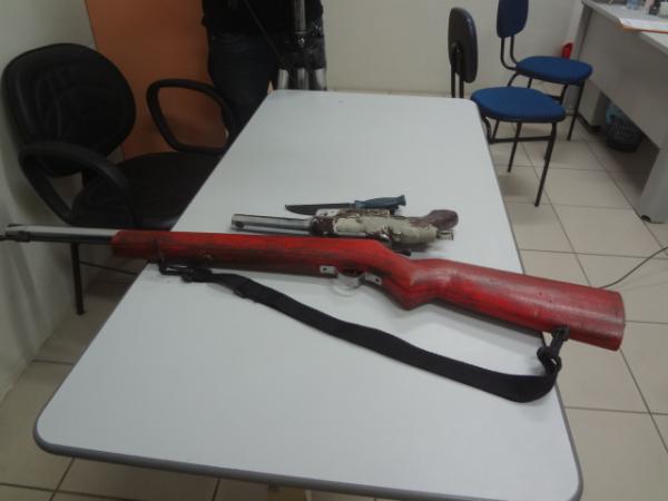 Homem &eacute; preso com armas de fogo e canivetes em Floriano.(Imagem:FlorianoNews)