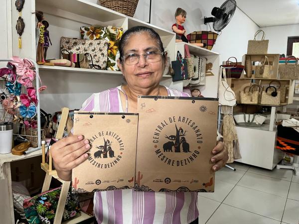 Lojistas da Central de Artesanato Mestre Dezinho recebem certificação da Sudarpi