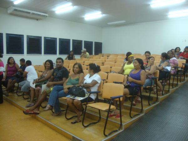 Reuni&atilde;o para benefici&aacute;rios de casa populares(Imagem:FN)