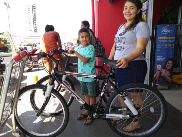 A aut&ocirc;noma garantiu duas bicicletas, uma delas para o filho aniversariante, na Black Friday.(Imagem:Glayson Costa/G1)