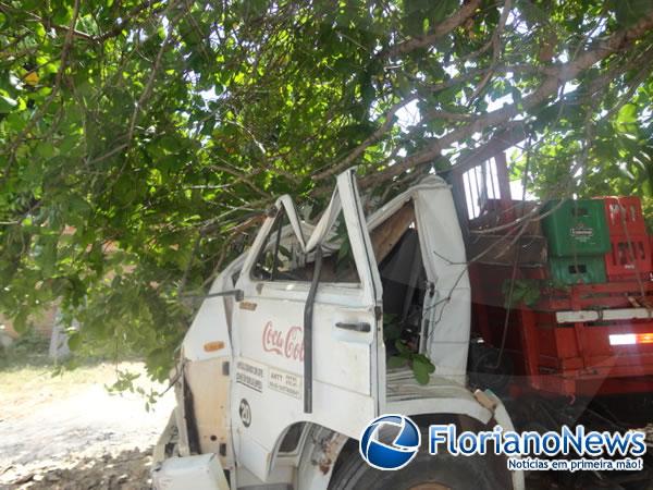 Cabine de caminh&atilde;o destrava e provoca acidente na Av. Dirceu Arcoverde.(Imagem:FlorianoNews)