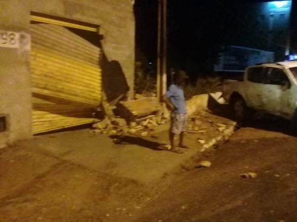 Motorista perde controle do ve&iacute;culo e colide contra mureta em Floriano(Imagem:Divulga&ccedil;&atilde;o)