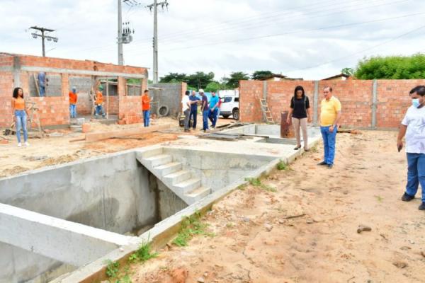  Prefeito Ant&ocirc;nio Reis visita obra do saneamento b&aacute;sico de Floriano(Imagem:Secom)