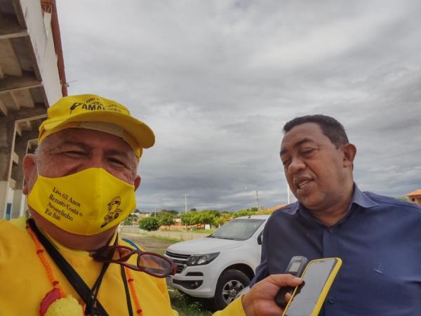 Rep&oacute;rter Amarelinho entrevistando o prefeito Joel Rodrigues(Imagem:FlorianoNews)