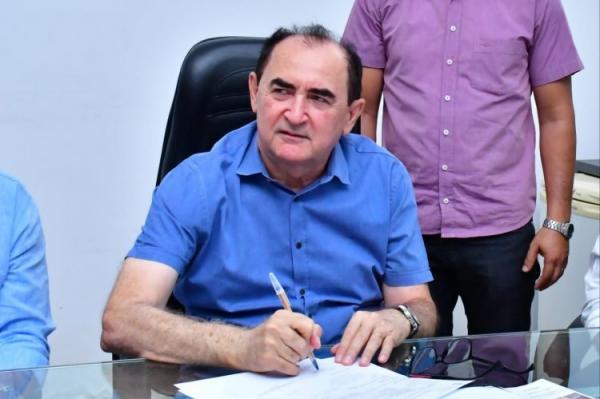 Prefeito Ant&ocirc;nio Reis assina ordem de servi&ccedil;o.(Imagem:Secom)