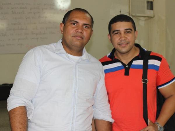 Professor Branco e seu auxiliar durante ensaios na penitenci&aacute;ria.(Imagem:Gustavo Almeida/G1)