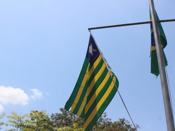 Bandeira do Piau&iacute; tamb&eacute;m ter&aacute; que ser hasteada uma vez por semana.(Imagem:Gustavo Almeida/G1)
