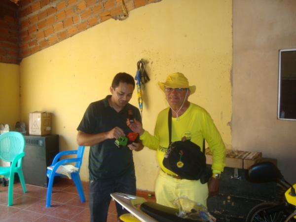 Entregando Presentes(Imagem:reda&ccedil;ao)