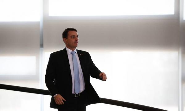 Flávio Bolsonaro pede no CNMP troca de promotores na investigação sobre "rachadinha"