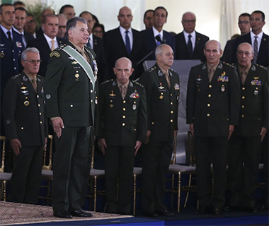 Exército faz atos pró-64 e justiça veta solenidades