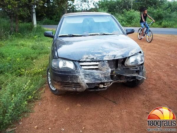 Veiculo desgovernado destr&oacute;i muro da caixa D&aacute;gua em Agricol&acirc;ndia.(Imagem:180graus)