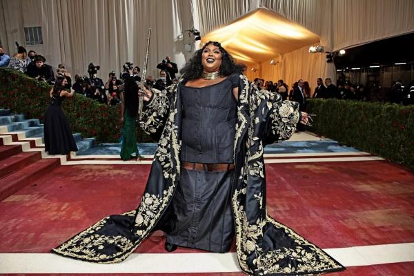 Lizzo escolhe casaco feito em 22 mil horas no Met Gala