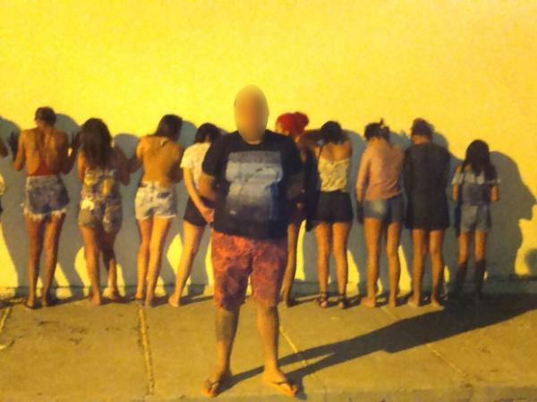 Grupo é detido em motel após postar fotos com armas e drogas
