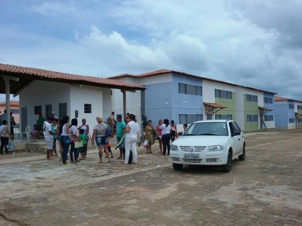 Famílias se revoltam com adiamento de entrega de imóveis do Minha Casa