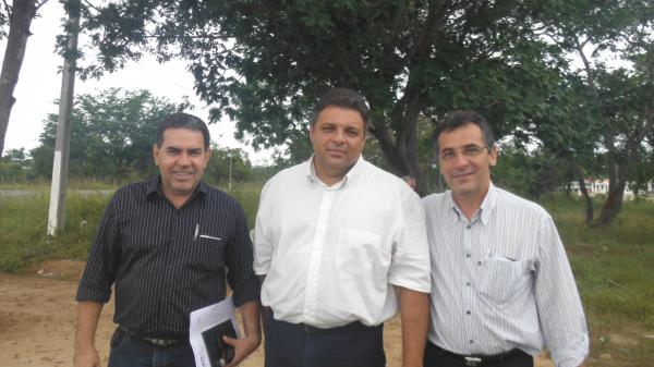 Prefeito Gilberto J&uacute;nior se reuniu com representantes da Caixa Econ&ocirc;mica para discutir habita&ccedil;&atilde;o popular.(Imagem:FlorianoNews)