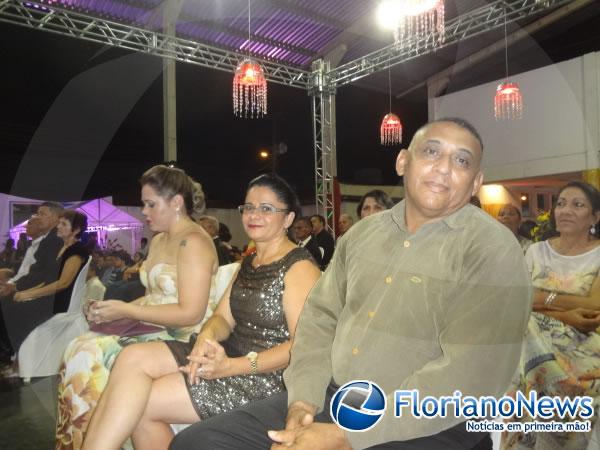 Neide Miranda (no centro), m&atilde;e de Matheus, dando total apoio e acompanhando o filho num momento t&atilde;o importante.(Imagem:FlorianoNews)