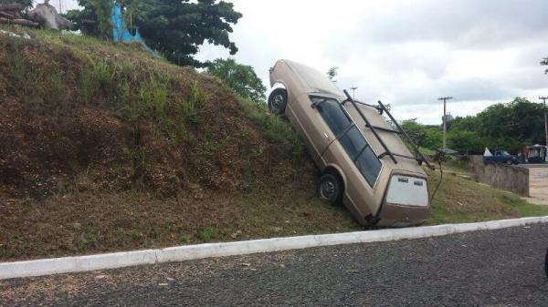 Carro ficou pendurado em ribanceira pr&oacute;ximo ao Espa&ccedil;o Cultural do Monte Castelo.(Imagem:Felipe Pereira)