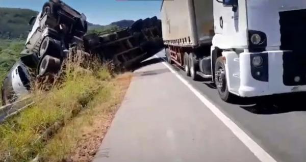  Colis&atilde;o entre tr&ecirc;s caminh&otilde;es deixa rodovia BR-135 parcialmente bloqueada; motorista fugiu do local.(Imagem:Reprodu&ccedil;&atilde;o )
