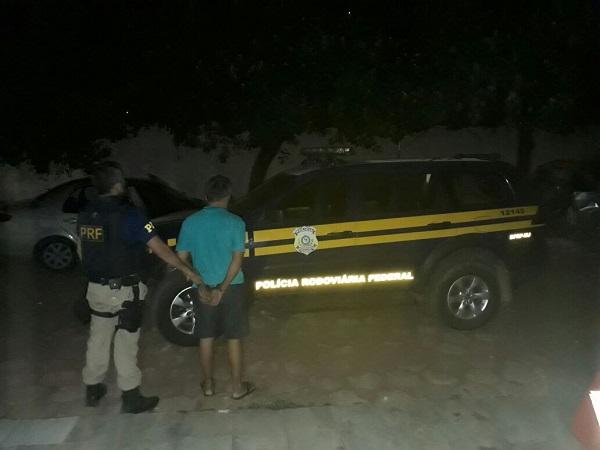 PRF prende indivíduo com mandado de prisão em aberto