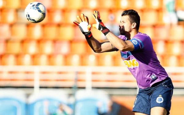 Fábio garante vitória do Cruzeiro sobre o Coritba e é o "vilão" da 24º rodada