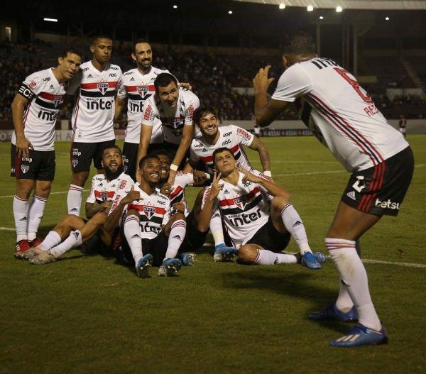 Jogadores do S&atilde;o Paulo comemoram gol com foto de Arboleda com o grupo 