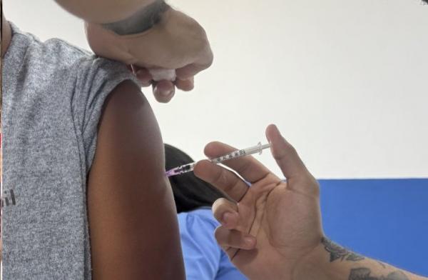 Sa&uacute;de realiza a&ccedil;&atilde;o de vacina&ccedil;&atilde;o no Papa Pombo e refor&ccedil;a prote&ccedil;&atilde;o de crian&ccedil;as e adolescentes.(Imagem:Secom)