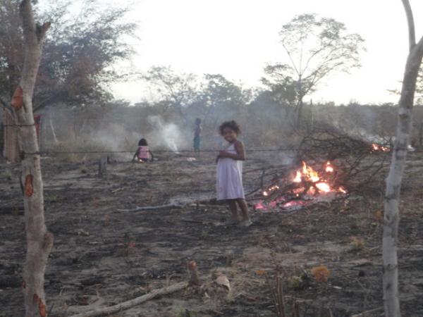 Crian&ccedil;as brincando com fogo.(Imagem:FlorianoNews)