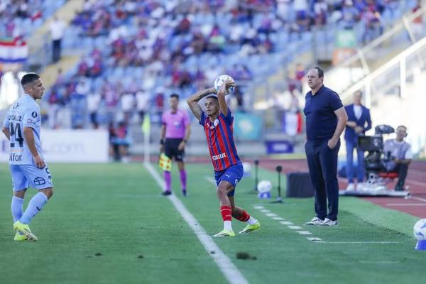 Análise: Bahia melhora no segundo tempo, mas início desastroso coloca classificação em risco