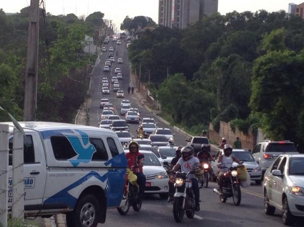 Taxistas param trânsito de Teresina por cortejo de colega assassinado
