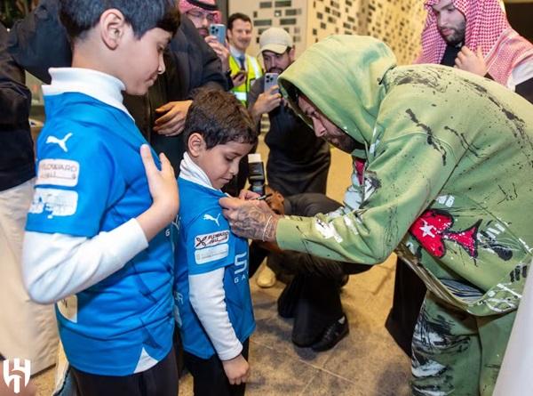 Neymar atende f&atilde;s com camisa do Al-Hilal em seu retorno &agrave; Ar&aacute;bia Saudita (Imagem:Divulga&ccedil;&atilde;o/Al-Hilal)