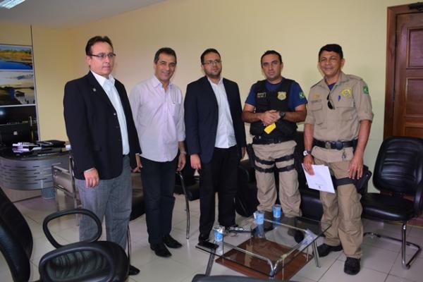 Prefeito Gilberto J&uacute;nior se re&uacute;ne com autoridades de seguran&ccedil;a.(Imagem:Waldemir Miranda)
