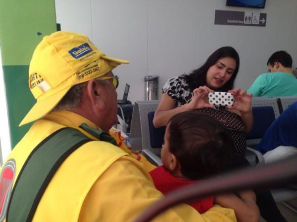Rep&oacute;rter Amarelinho e Prefeito Gilberto Jr embarcaram no aeroporto de Teresina.(Imagem:FlorianoNews)