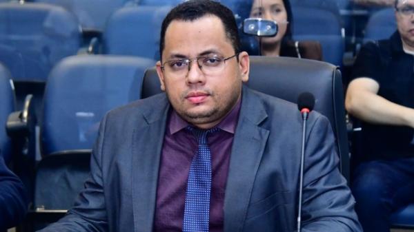 Vereador Dessim Almeida critica ausência do governador diante dos problemas enfrentados por Floriano
