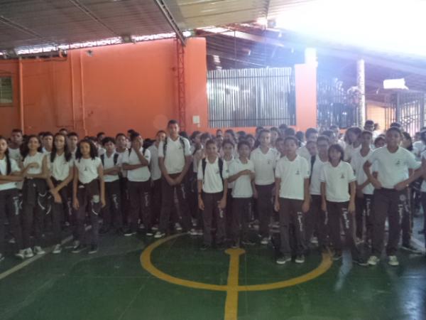 Alunos promovem abraço simbólico pelo aniversário da Escola Pequeno Príncipe