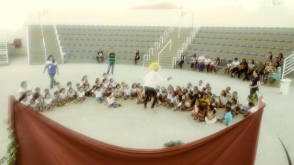 Crian&ccedil;as da educa&ccedil;&atilde;o infantil participam de espet&aacute;culo de teatro na arena SESC.(Imagem:FlorianoNews)