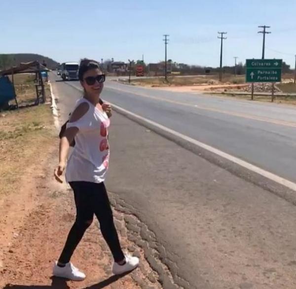 &Ocirc;nibus com Paula Fernandes quebra e cantora 