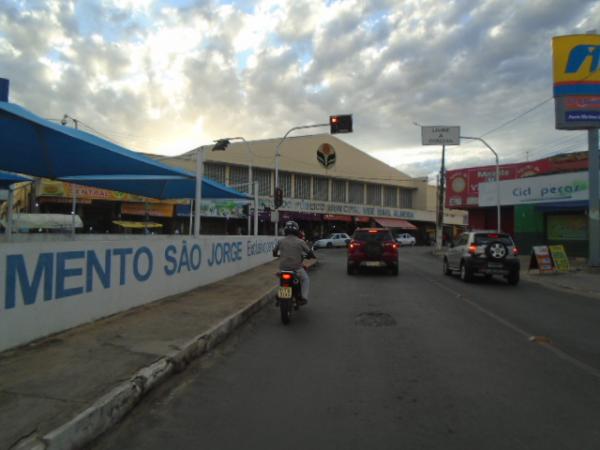 Comércio de Floriano funciona em horário diferenciado nesta quinta-feira