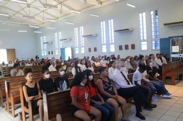  Reitor da UFPI esteve com familiares da estudante Jana&iacute;na da Silva Bezerra durante missa de s&eacute;timo dia.(Imagem: Ilanna Serena/g1 )
