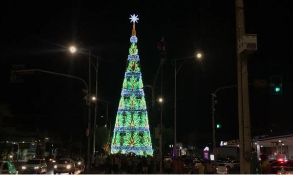 Decoração natalina de Teresina conta com árvore de 30 metros e máquina de neve