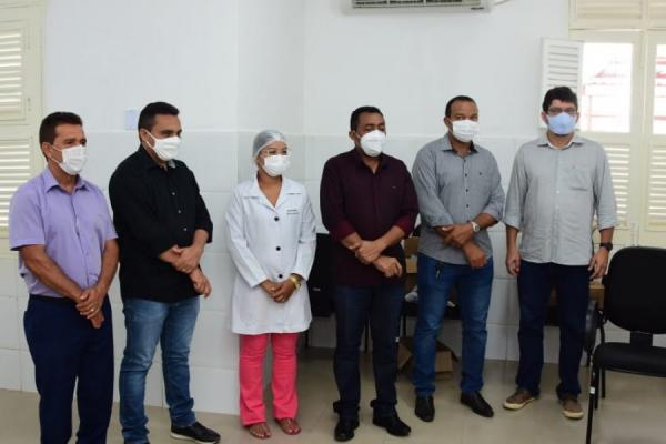 Prefeito Joel acompanha vacinação contra Covid dos trabalhadores da educação