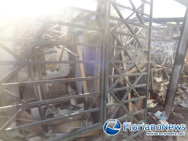 Inc&ecirc;ndio atinge parte do Hospital Regional Tib&eacute;rio Nunes em Floriano.(Imagem:FlorianoNews)