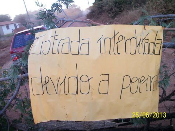 Moradores do bairro Guia fecham estrada e pedem solução contra poeira