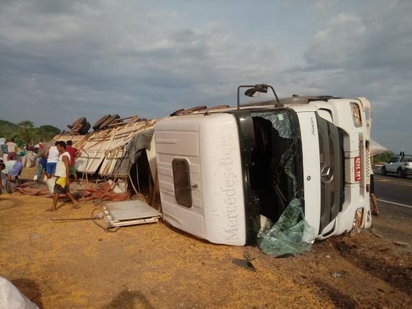 Carreta carregada de milho tomba na zona rural de Floriano